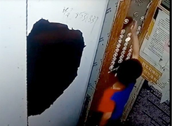 'Tè bậy' trong thang máy, cậu bé nhận bài học nhớ đời 