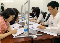 Bộ Nội vụ yêu cầu cán bộ công chức không mặc quần bò, váy ngắn đi làm