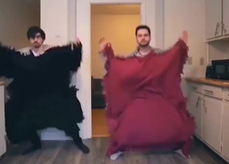 Chết cười xem 2 chàng trai 'mặc' thảm nhảy múa khắp thế gian