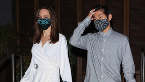 Angelina Jolie diện đồ trắng thanh lịch đi ăn tối cùng các con 