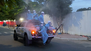 Video: Đội thiện nguyện dùng xe bán tải phun thuốc khử khuẩn miễn phí ở TP.HCM