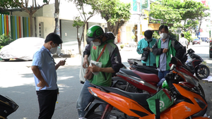 Video: TP.HCM xử lý shipper, tài xế xe công nghệ tụ tập giữa dịch COVID-19 
