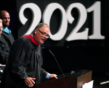 Hơn 450 bức thư tay gửi học sinh tốt nghiệp của thầy hiệu trưởng gây xúc động