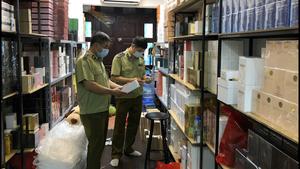 Video: Kho nước hoa nghi nhập lậu trị giá 10 tỷ đồng ở Hà Nội