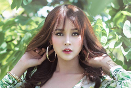 Nữ MC kiếm 50 tỷ đồng từ năm 29 tuổi mua xe 4,6 tỷ cho mẹ đi chợ