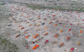 Ấn Độ: Nước lũ dâng làm lộ hàng trăm thi thể nghi của bệnh nhân mắc COVID-19 