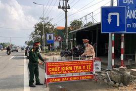 Nam thanh niên say xỉn, nẹt pô thách thức lực lượng chốt kiểm dịch