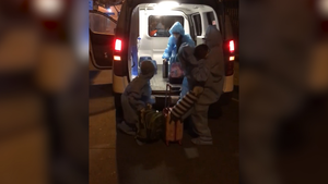 Video: Xúc động hình ảnh 3 'thiên thần nhỏ' mặc đồ phòng hộ đi cách ly