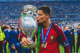 Người Bỉ sợ những quả phạt đền của Ronaldo