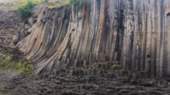 Video: Những cột đá kỳ lạ hình thành từ dung nham núi lửa ở Iceland