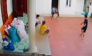 Clip: Mất miếng ăn vì thằng em sút bóng 