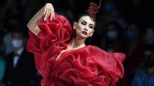 Bạn trai bị chê bai, siêu mẫu Võ Hoàng Yến khéo léo đáp trả