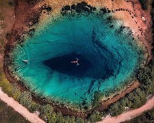 Choáng ngợp vẻ đẹp siêu thực của hồ nước được mệnh danh ‘Con mắt của Trái Đất’ 