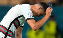 Ronaldo tức giận, đá bay tấm băng đội trưởng Bồ Đào Nha
