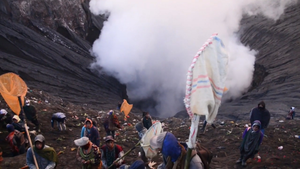 Video: Nhiều người Indonesia leo lên miệng núi lửa làm lễ hiến tế