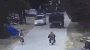 Video: Tài xế drift xuất thần, tránh 3 cú va chạm trong gang tấc