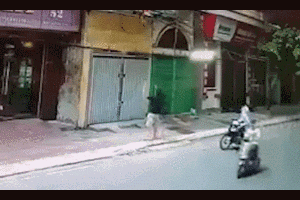 Bé gái rơi từ tầng 2 được người đi đường hứng đỡ