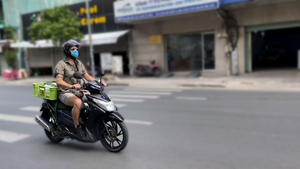 Video: Chàng Tây làm shipper phát cơm từ thiện cho người nghèo ở TP.HCM