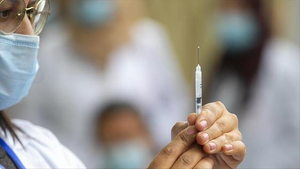 Được tiêm vaccine COVID-19 sớm, xin đừng khoe lên mạng