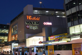 Camera bắt được khoảnh khắc lướt qua nhau làm lây nhiễm COVID-19