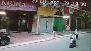 Bé gái rơi từ tầng 2 được người đi đường đỡ: Dân mạng thót tim nói lời cảm ơn