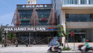 Cửa hàng khắc mở khắc đóng, người kinh doanh ứa nước mắt 