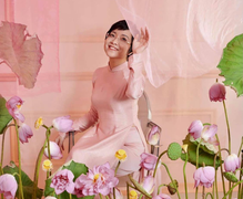 Ở tuổi 51, MC Thảo Vân trẻ đẹp ngỡ ngàng khi chụp ảnh cùng hoa sen