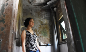 Hải Phòng: Chung cư hơn 40 năm xuống cấp, người dân vào nhà vệ sinh phải đội nón