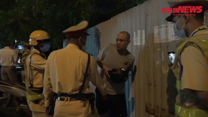 Video: Thanh niên giả vờ đau bụng trốn kiểm tra nồng độ cồn ở Hà Nội