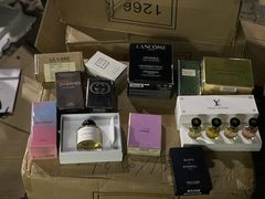 Xuyên đêm kiểm tra 12.000 sản phẩm nước hoa, mỹ phẩm nghi giả ở Hà Nội