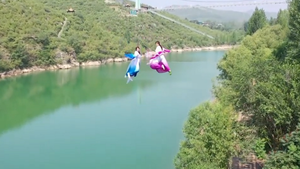 Video: Trải nghiệm khinh công qua sông như phim kiếm hiệp ở Trung Quốc