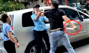 Người đàn ông bóp cổ, cầm dao đe dọa nhân viên xe buýt ở Hà Nội