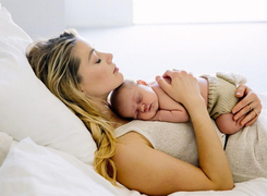 Fan ngỡ ngàng khi Amber Heard bất ngờ khoe đã làm mẹ