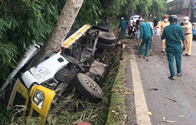 Lật xe tải trên đèo Bảo Lộc, 2 người chết tại chỗ