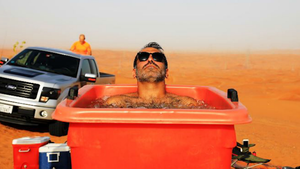 Video: Du khách trải nghiệm tắm nước đá trên sa mạc