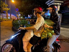 Hoa hậu Tiểu Vy đi xe máy phát gạo cho người nghèo tại TP.HCM