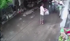 Clip: Ông chú đứng như trời trồng khi bị xe rác 'hắt hủi'