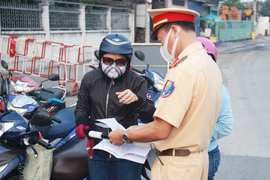 Nhiều người phải quay xe ở cửa ngõ vào Đồng Nai vì không có 'giấy thông hành'