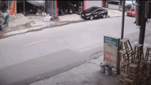 Video: Tông vào xe đang đỗ, ô tô lộn nhiều vòng