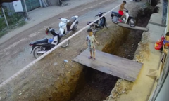 Ngã chỏng gọng khi 'làm xiếc' đi xe máy qua cầu tạm