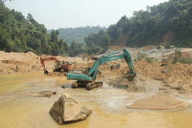 5 ngày xới tung hai bãi bồi Rào Trăng vẫn chưa thấy 11 công nhân mất tích ở Huế