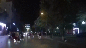 Video: Tông trúng người phụ nữ, 2 thanh niên ngã sấp mặt rồi dựng xe máy bỏ chạy