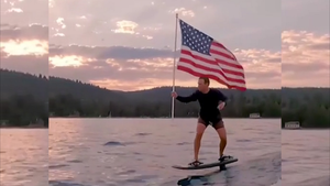 Video: Mark Zuckerberg cầm cờ Mỹ lướt sóng 
