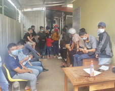 Người dân Đắk Lắk kéo nhau đi xét nghiệm COVID-19 lấy 'giấy thông hành'