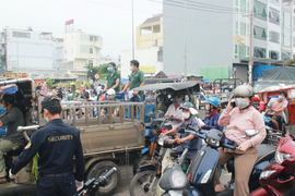 Tiểu thương cầm kết quả xét nghiệm COVID-19 ùn ùn kéo về chợ Bình Điền