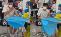 Thanh niên sợ tiêm, kéo khẩu trang lên che mắt