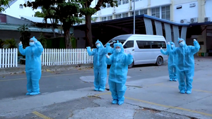 Video: Đội lấy mẫu ở TP.HCM nhảy điệu 'COVID nhanh đi đi'