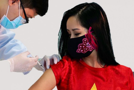 Diva Hồng Nhung tình nguyện tiêm thử vaccine ngừa COVID-19 của Việt Nam