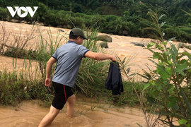 Nam công nhân thủy điện nhảy xuống suối cứu người, cả hai cùng bị lũ cuốn trôi