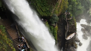 Video: Cầu thang trơn trượt, dựng đứng bên thác nước ở Ecuador
